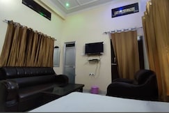 The Royal Hotel, Maunath Bhanjan