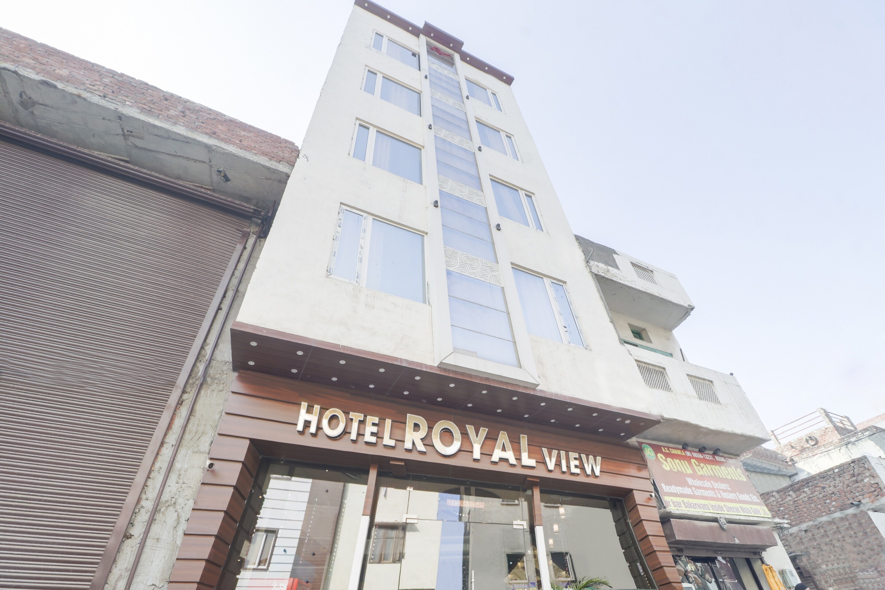 OYO 77326 Hotel Royal View - Tap to explore photos