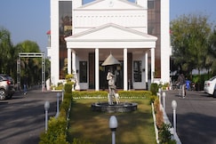 Hotel Hundred Palms Resort, Mauranipur