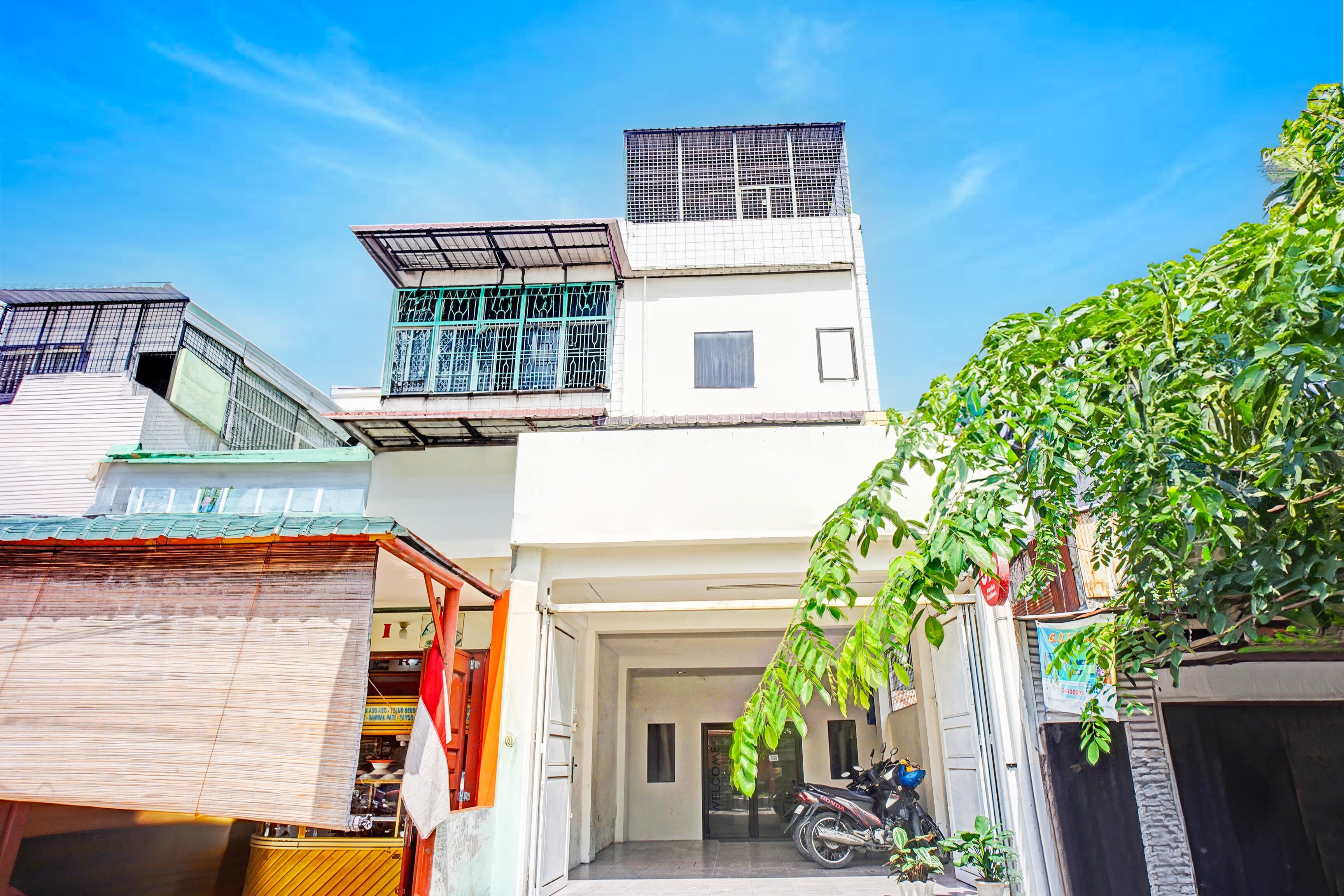 Hotel O Mandala Near Universitas Negeri Medan ( UNIMED ) - Tap to explore photos