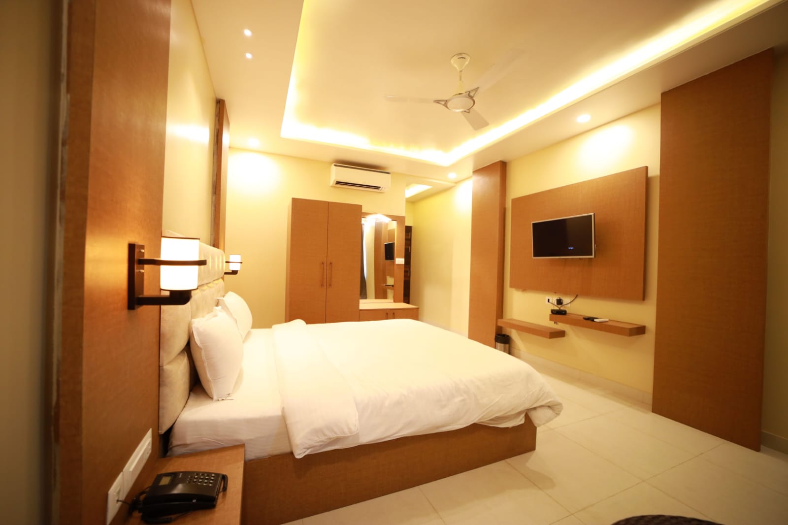 Hotel Neerja Inn - Tap to explore photos