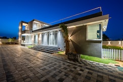 YOHAAN FARMS : A LUXURIOUS VILLA WITH SWIMMING POOL & BBQ, Chomu