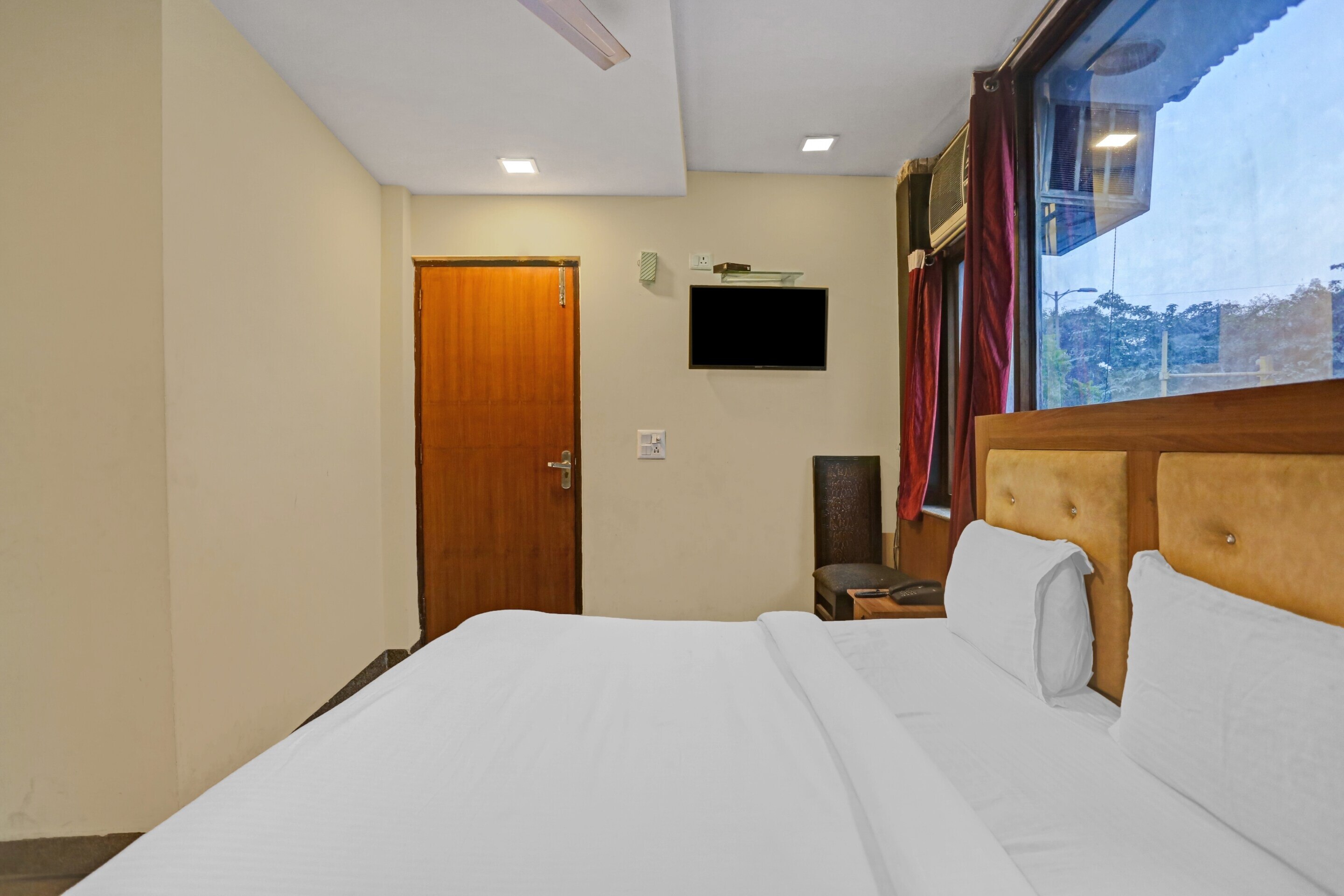 Hotel O Silver Inn Residency Near Mata mandir road Bharat Nagar Aashram metro station - Tap to explore photos