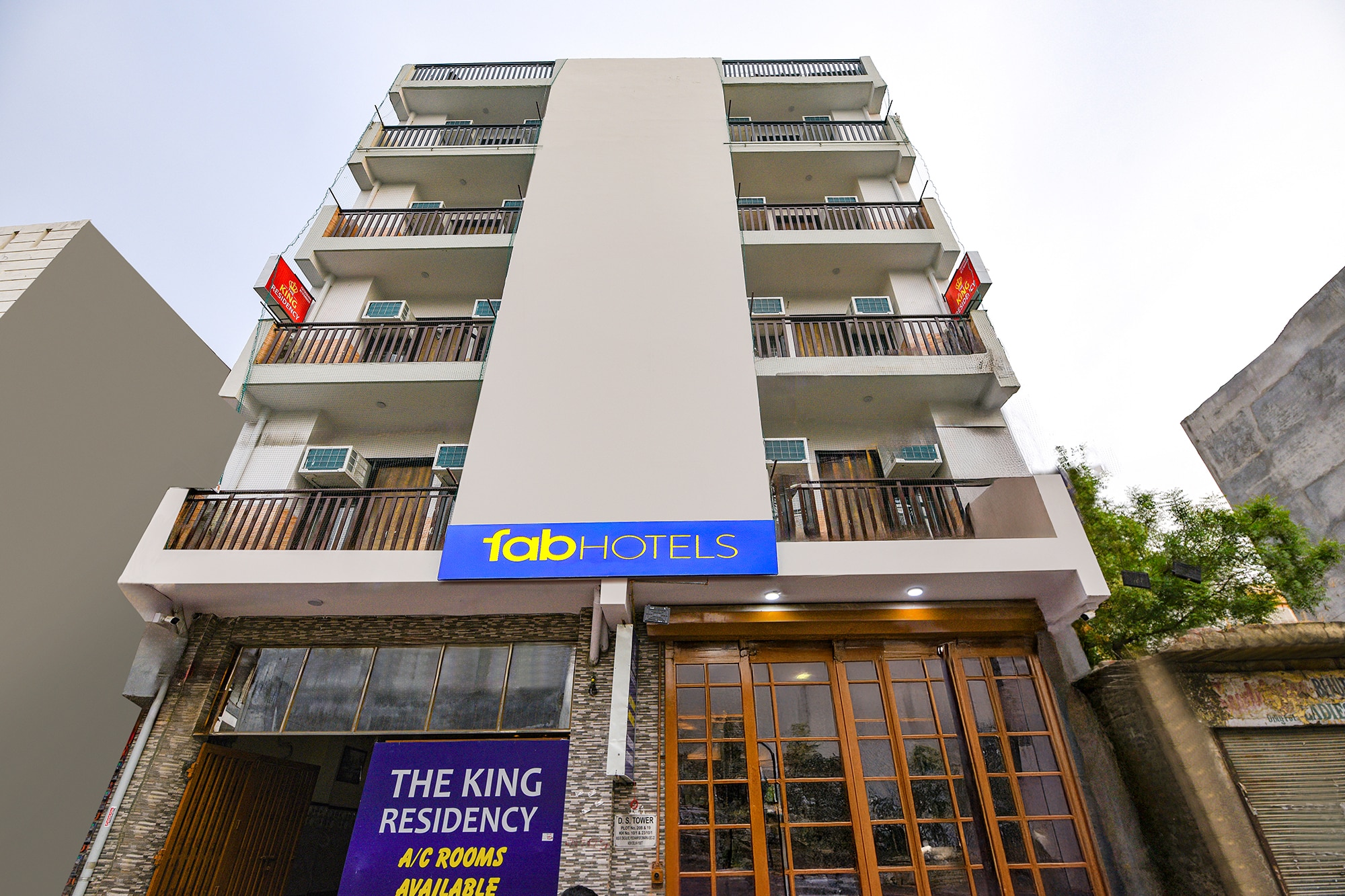 FabHotel The King Residency - Nr. Yashobhoomi Convention Centre - Tap to explore photos