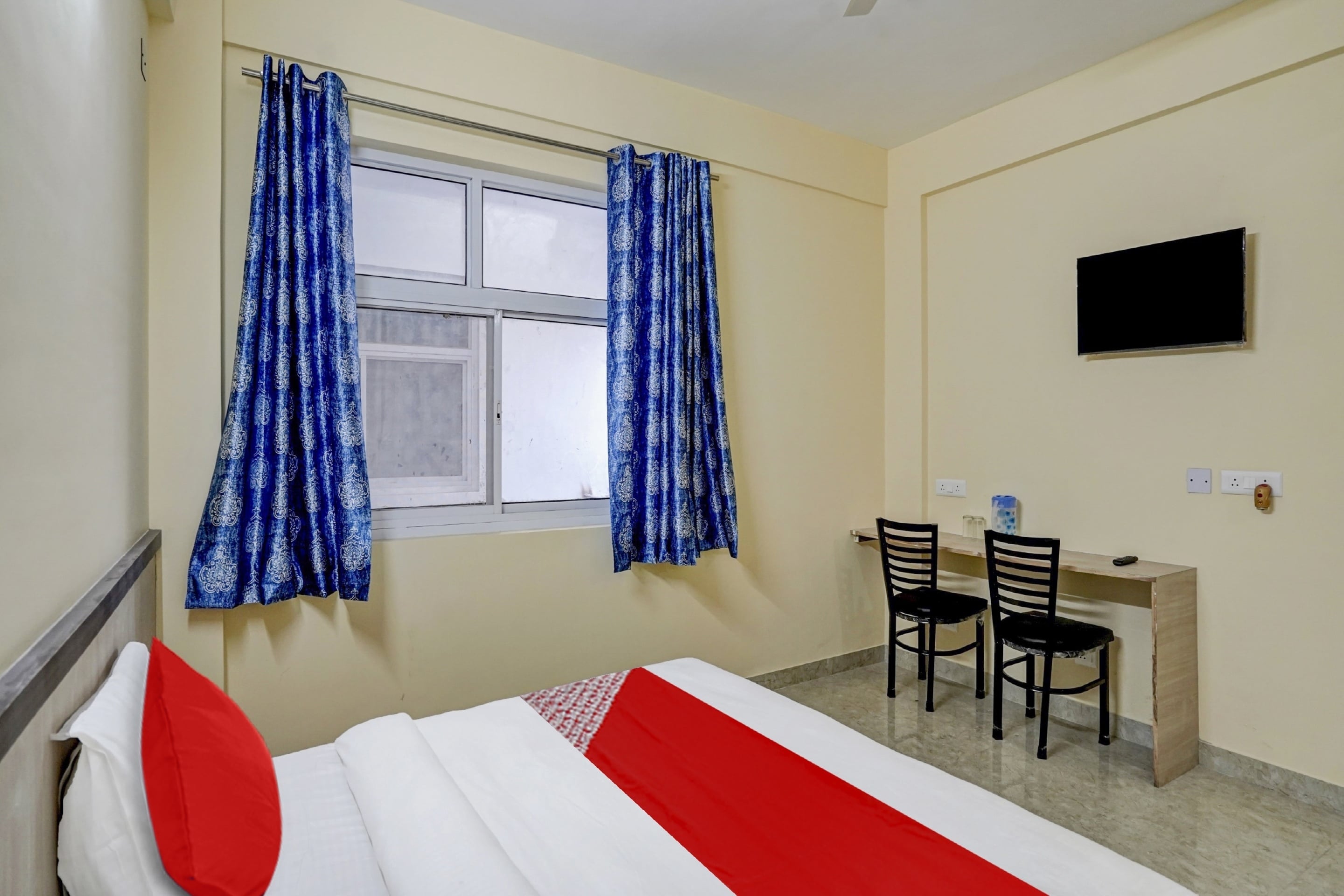 Hotel O Mt Corporate Suites Pari Chowk Near Pvr Ansal Plaza Greater Noida - Tap to explore photos