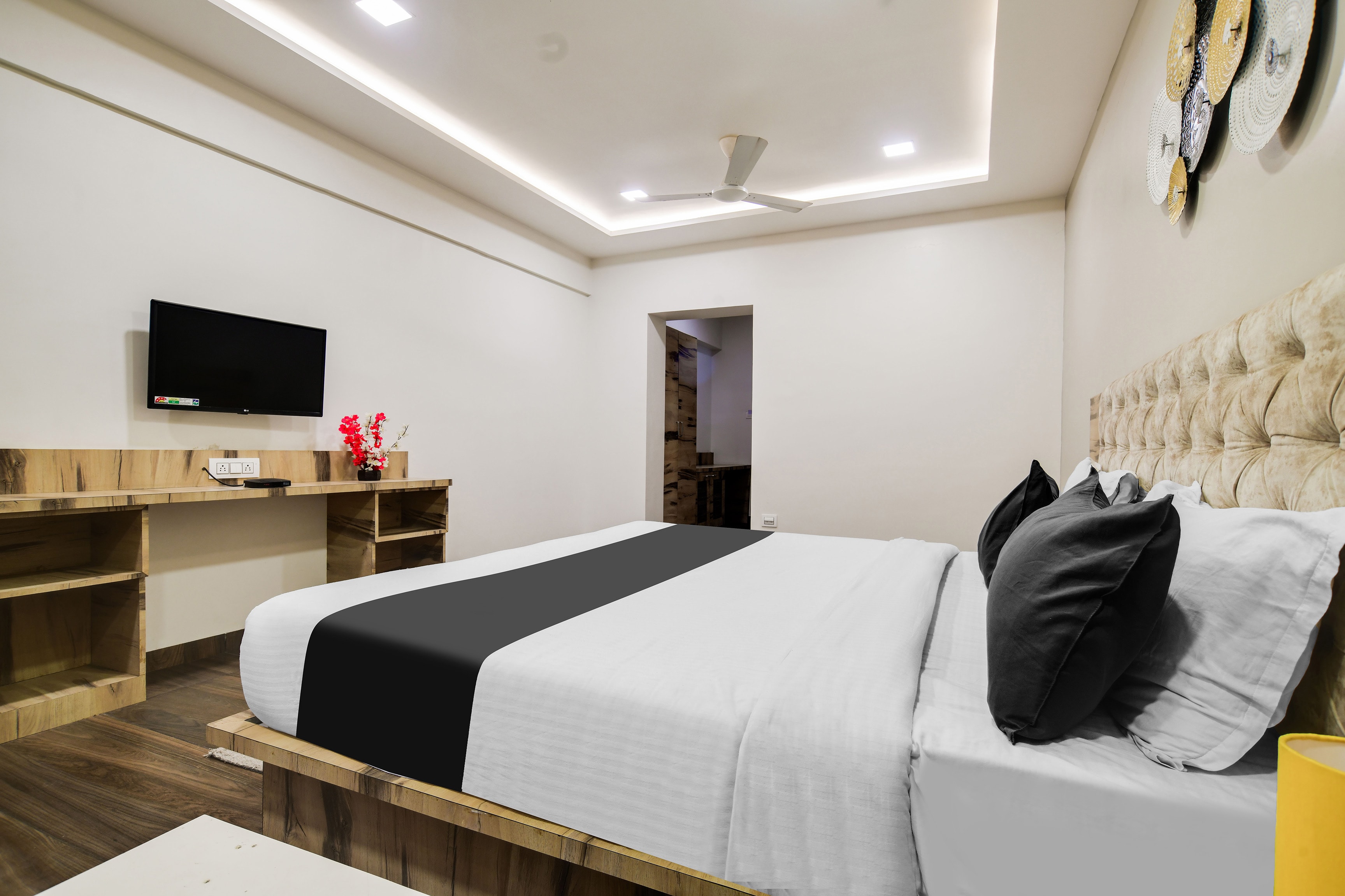 Super Townhouse Oak PTC Indore Junction - Tap to explore photos
