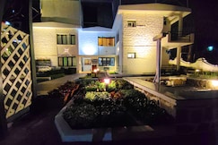 7 ROADS RESORTS