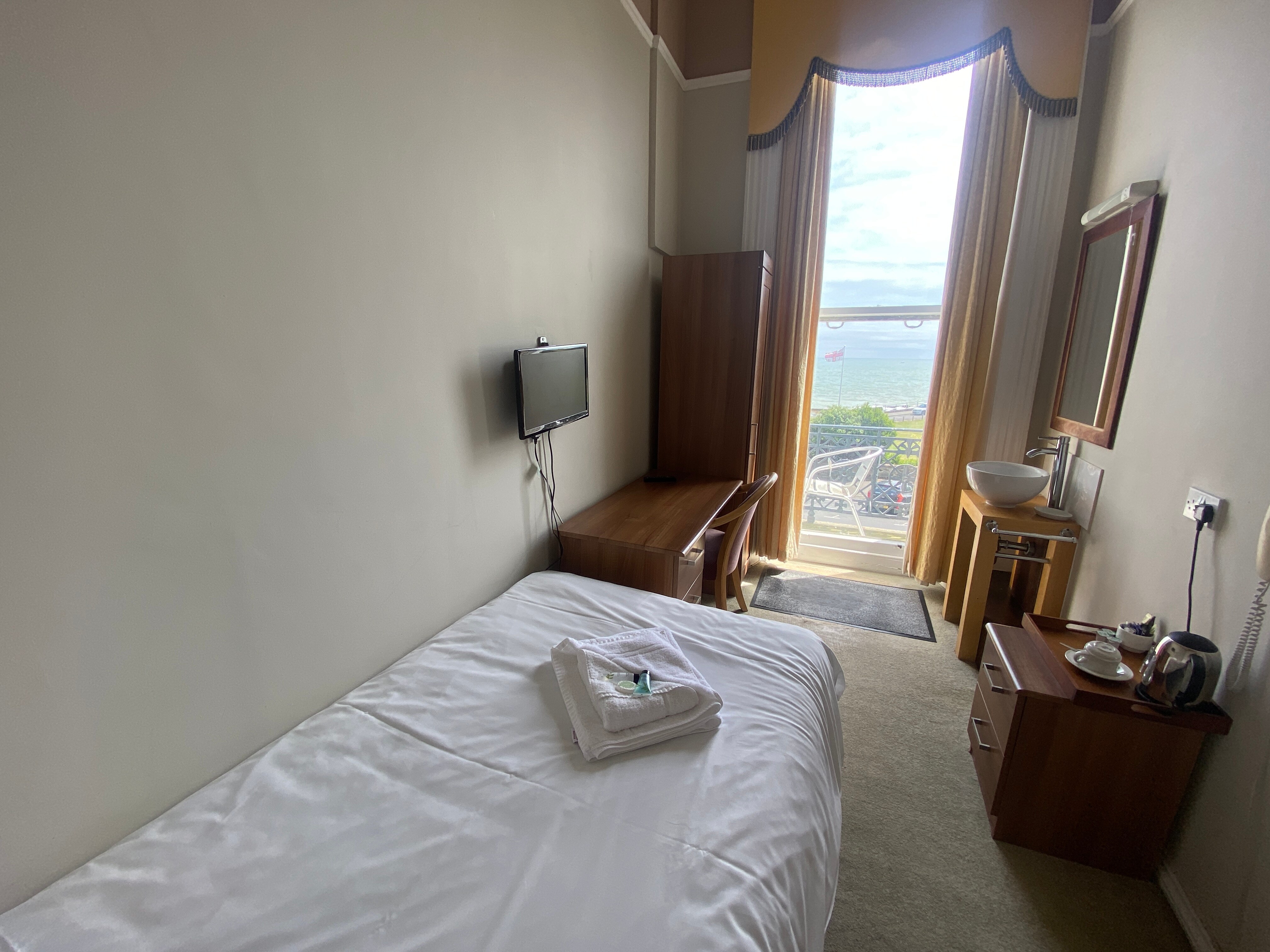 OYO Oban Hotel - Tap to explore photos