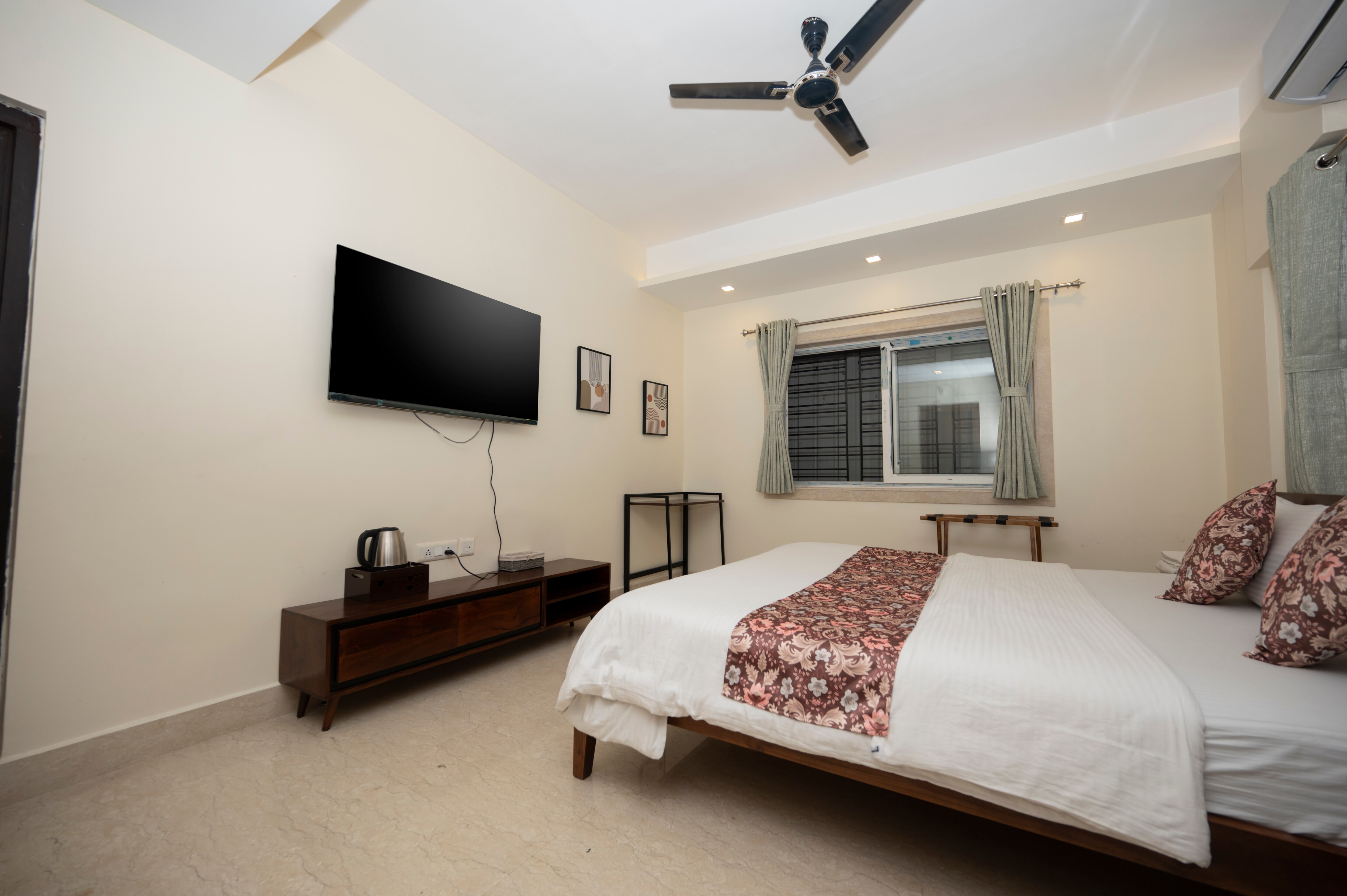 3 bhk Apt, cosy, lake, gariahat, AMRI - Tap to explore photos