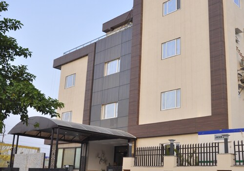 Sapna Clarks Inn Lucknow Lucknow Inr 7500 Off 2 5 0 0 0