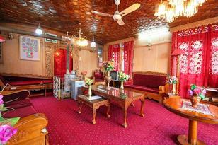 Vale of Kashmir Houseboat - Tap to explore photos