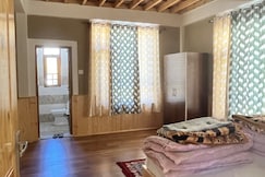 Tanzin Brothers Home stay, Tabo