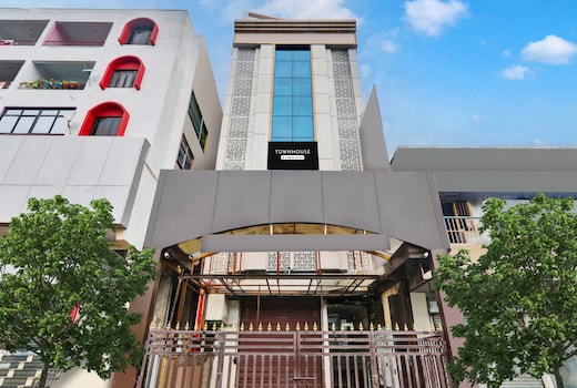 Super Townhouse Kankarbagh Formerly Kunwar Alcajars