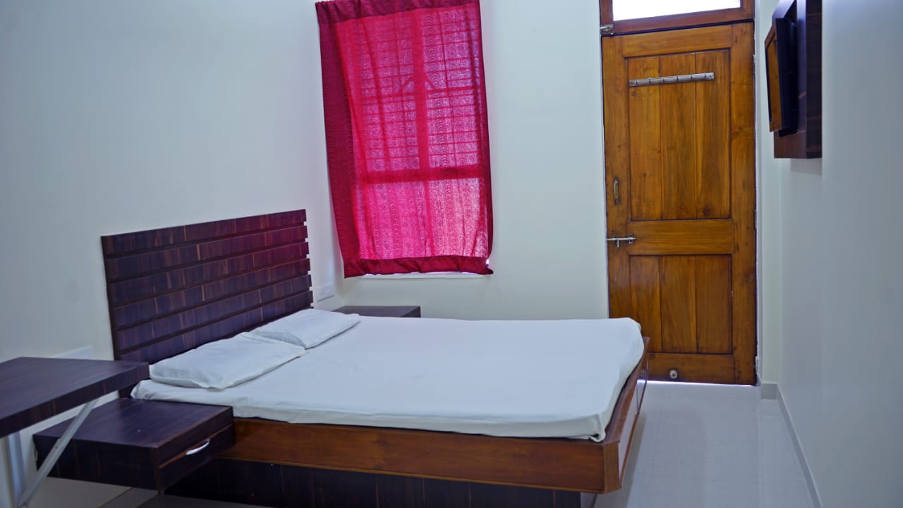 Hotel Gopi - Tap to explore photos