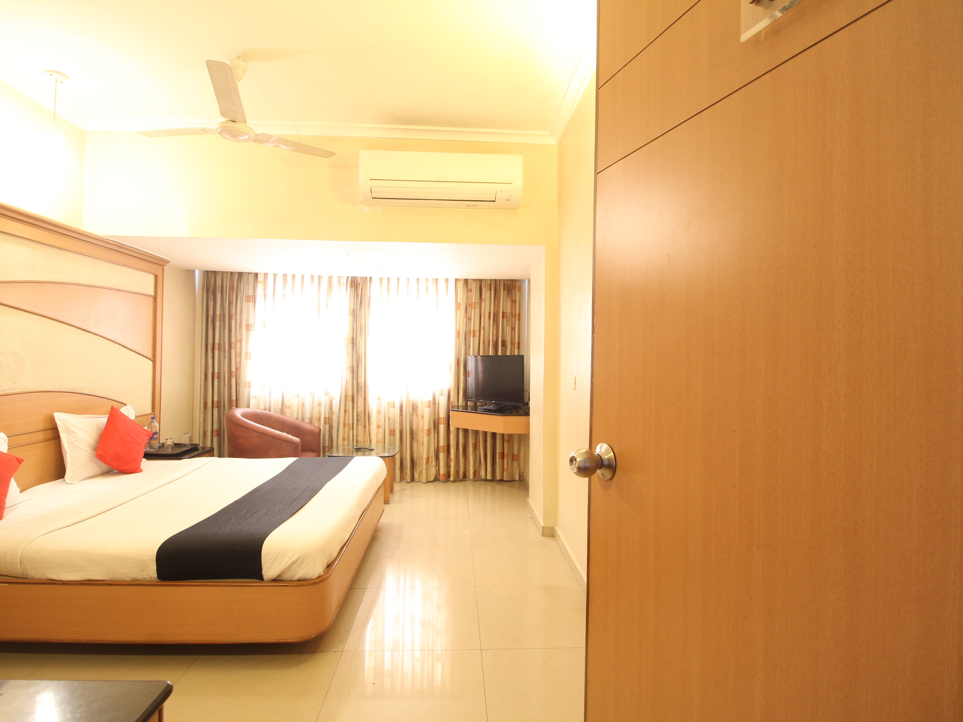 Hotel Sree Murugan - Tap to explore photos