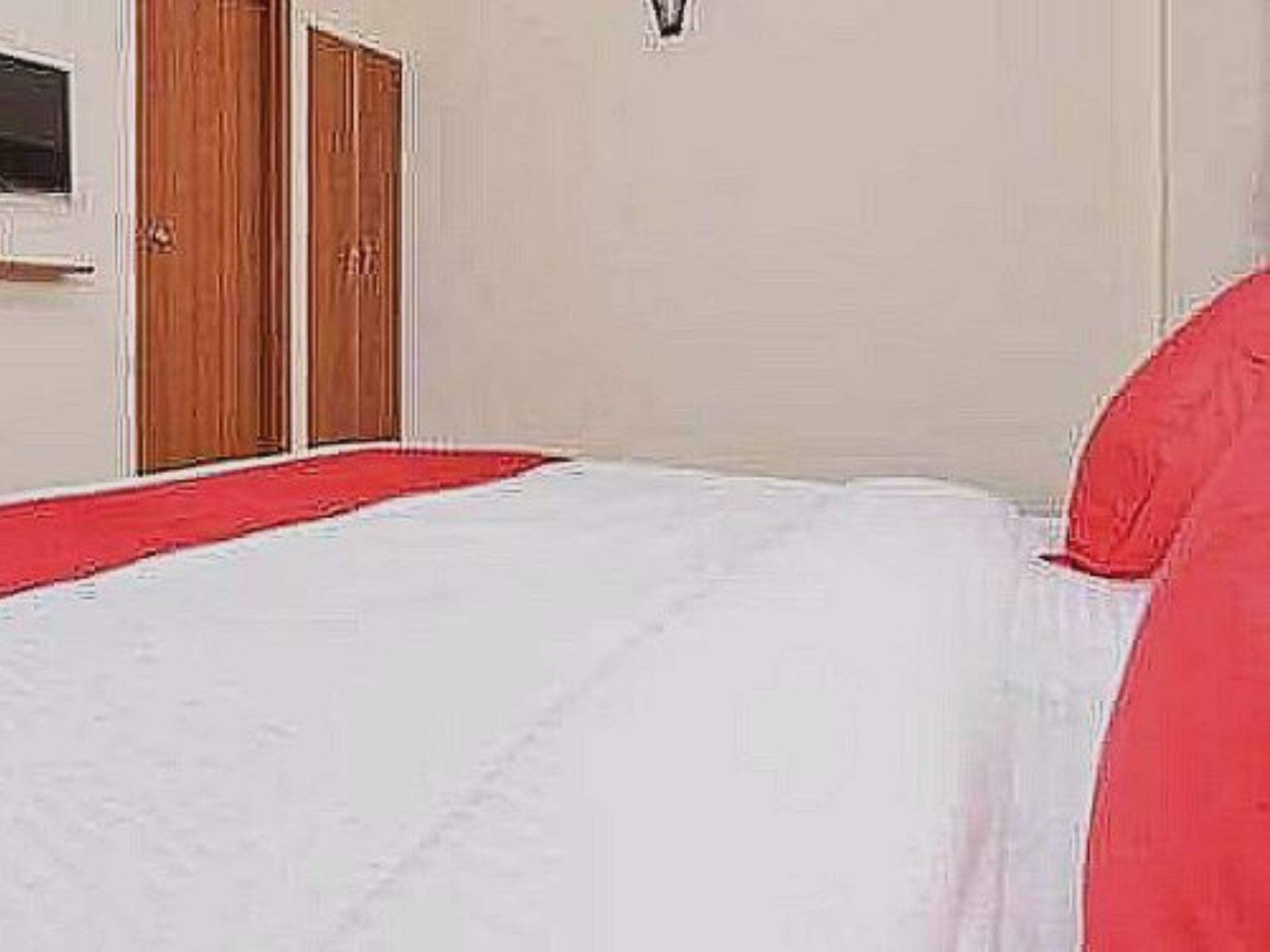 Hotel O Fabulous Inn Near Pvr Ansal Plaza Greater Noida - Tap to explore photos