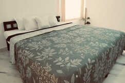 Near to beach  quieter bed  walk to cliff, Varkala