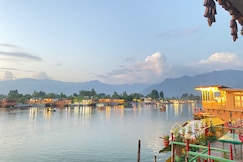 Young Bombay Premium Heritage Houseboat, Srinagar