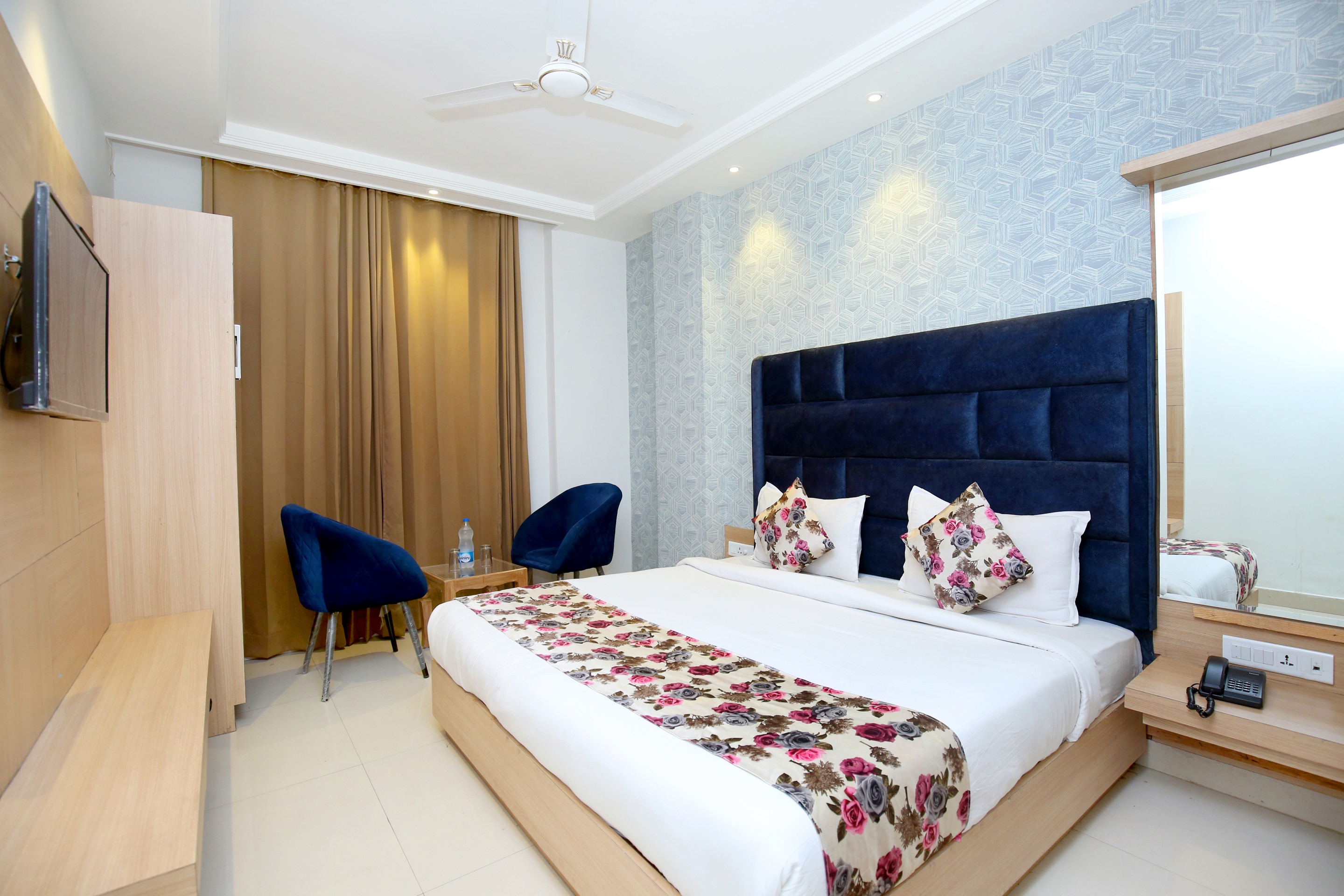 Hotel Apple Tree Near by Golden Temple - Tap to explore photos