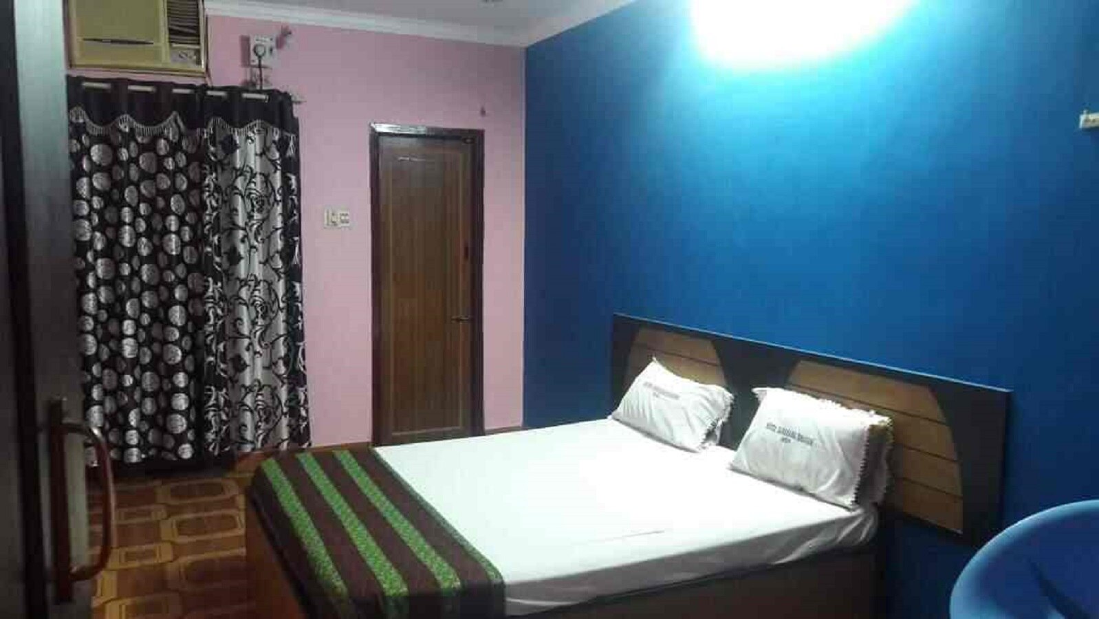 Hotel Sri Saravana Bhavan - Tap to explore photos