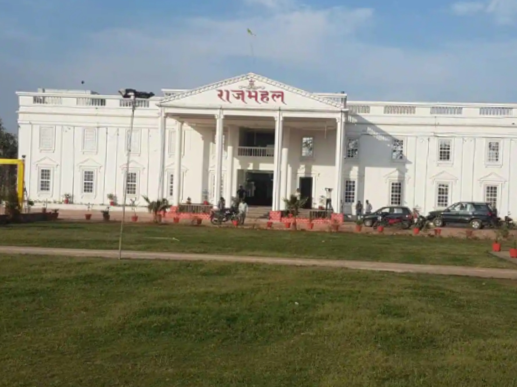 RAJMAHAL HOTEL AND MARRIAGE GARDEN - Tap to explore photos
