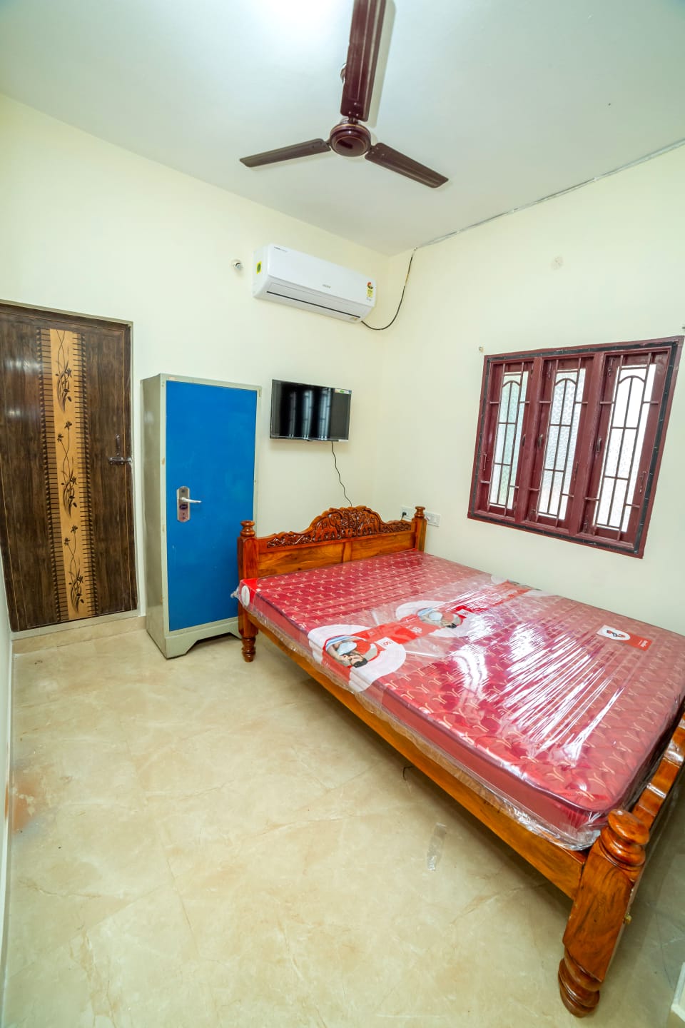 R2K Home Stay - Tap to explore photos