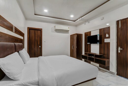 Collection O Yamuna Palace Near Gomti Riverfront Park