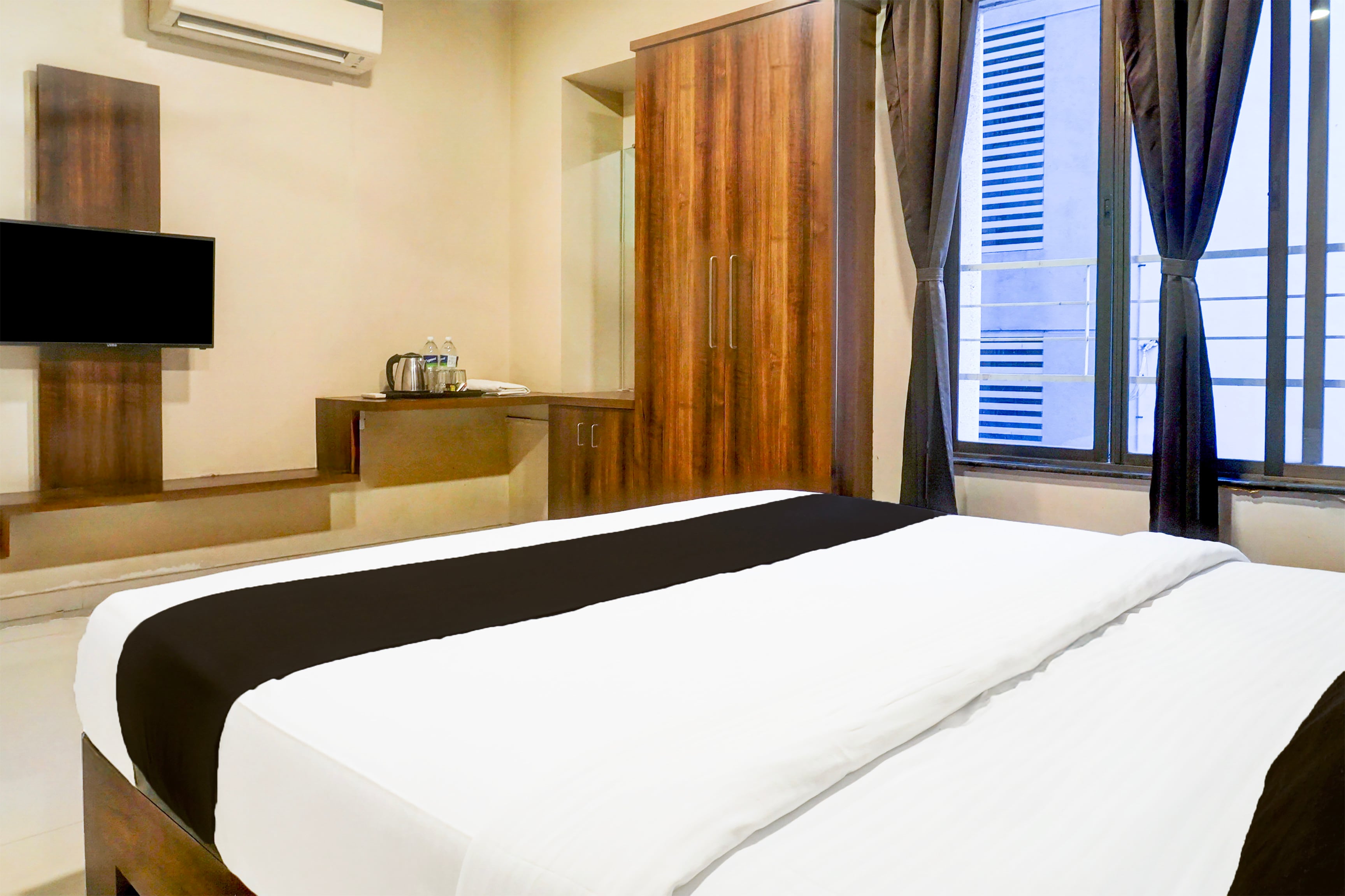Super Townhouse Oak Viman Nagar Formerly Kuber Inn - Tap to explore photos