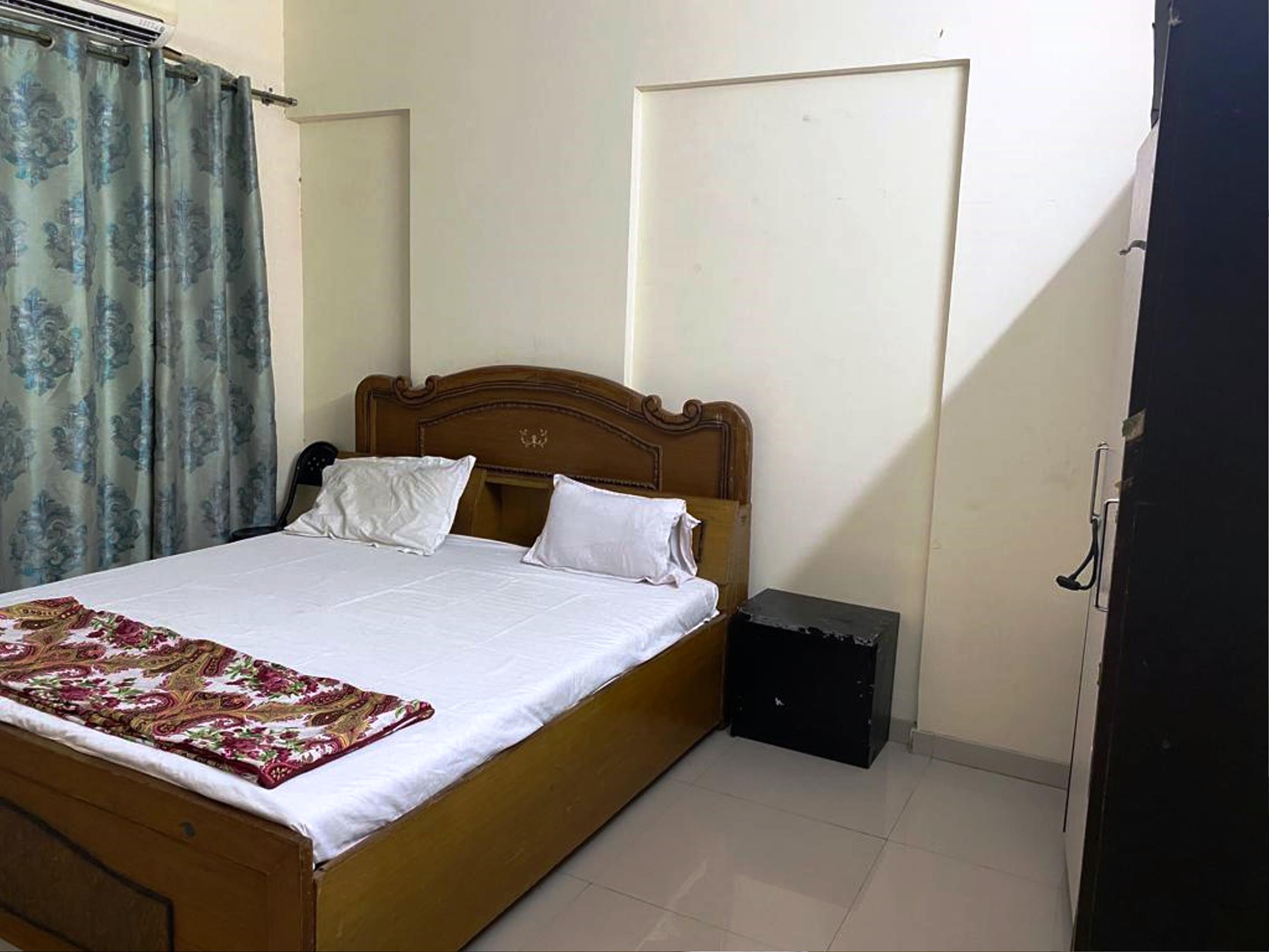 Aarya Stays- Huugee 3BHK with Parking - Tap to explore photos