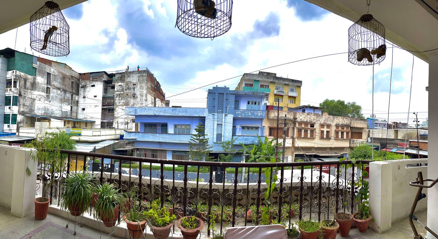 CHEERFUL ROOM WITH BALCONY AND SHARED WASHROOM - Tap to explore photos