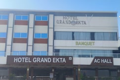 Hotel O Grand Ekta, Halol