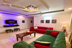The Sunset Boulevard 3BR w King Beds Patio Heater, Delhi