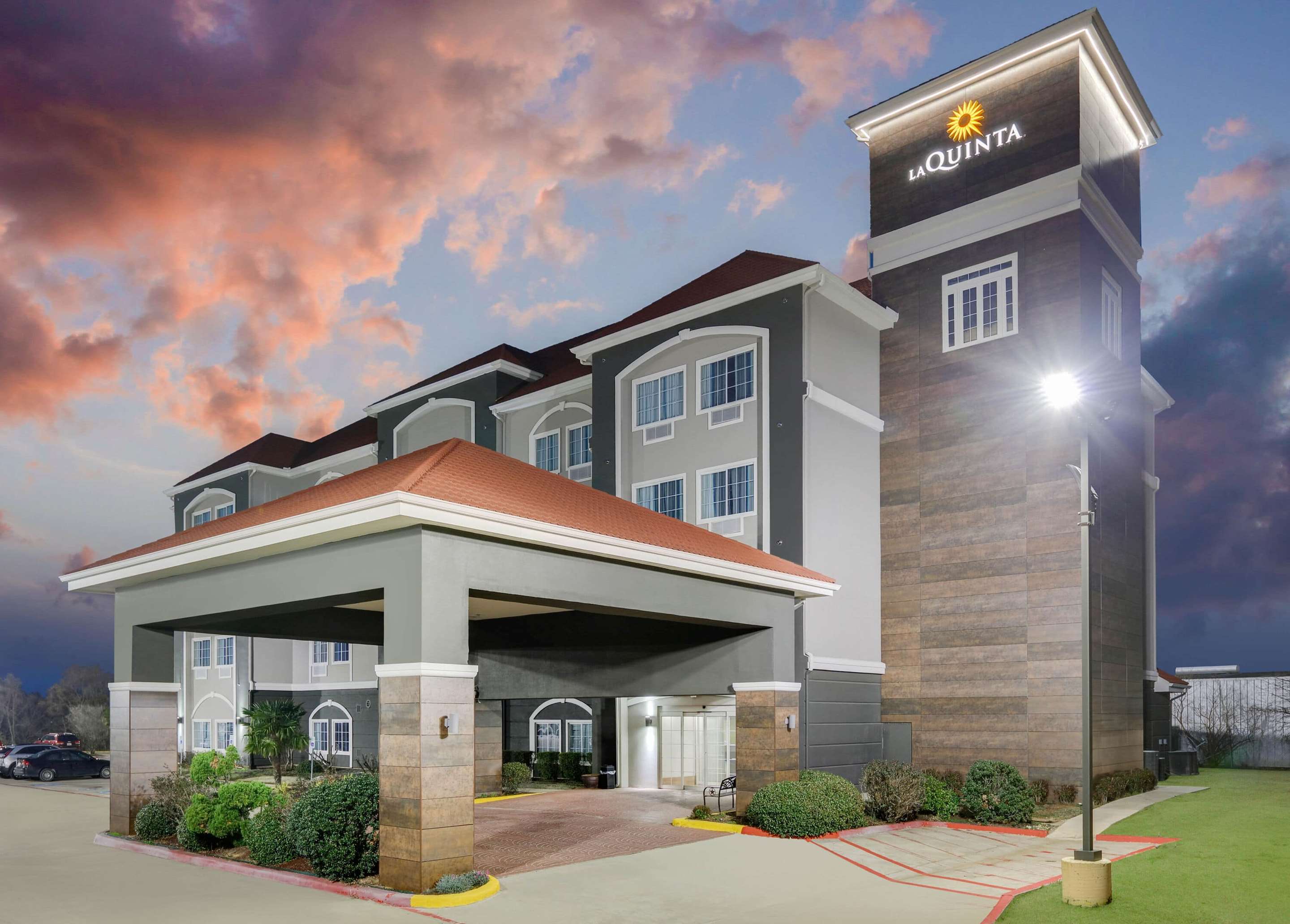 La Quinta Inn & Suites by Wyndham Paris - Tap to explore photos