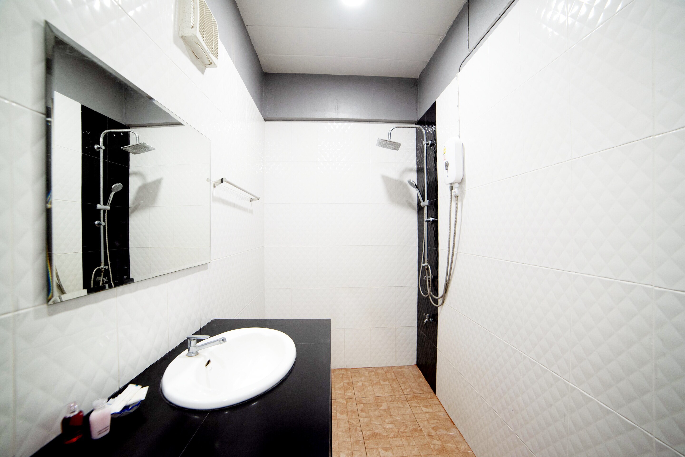 OYO 465 Krung Kao Traveller Lodge - Tap to explore photos