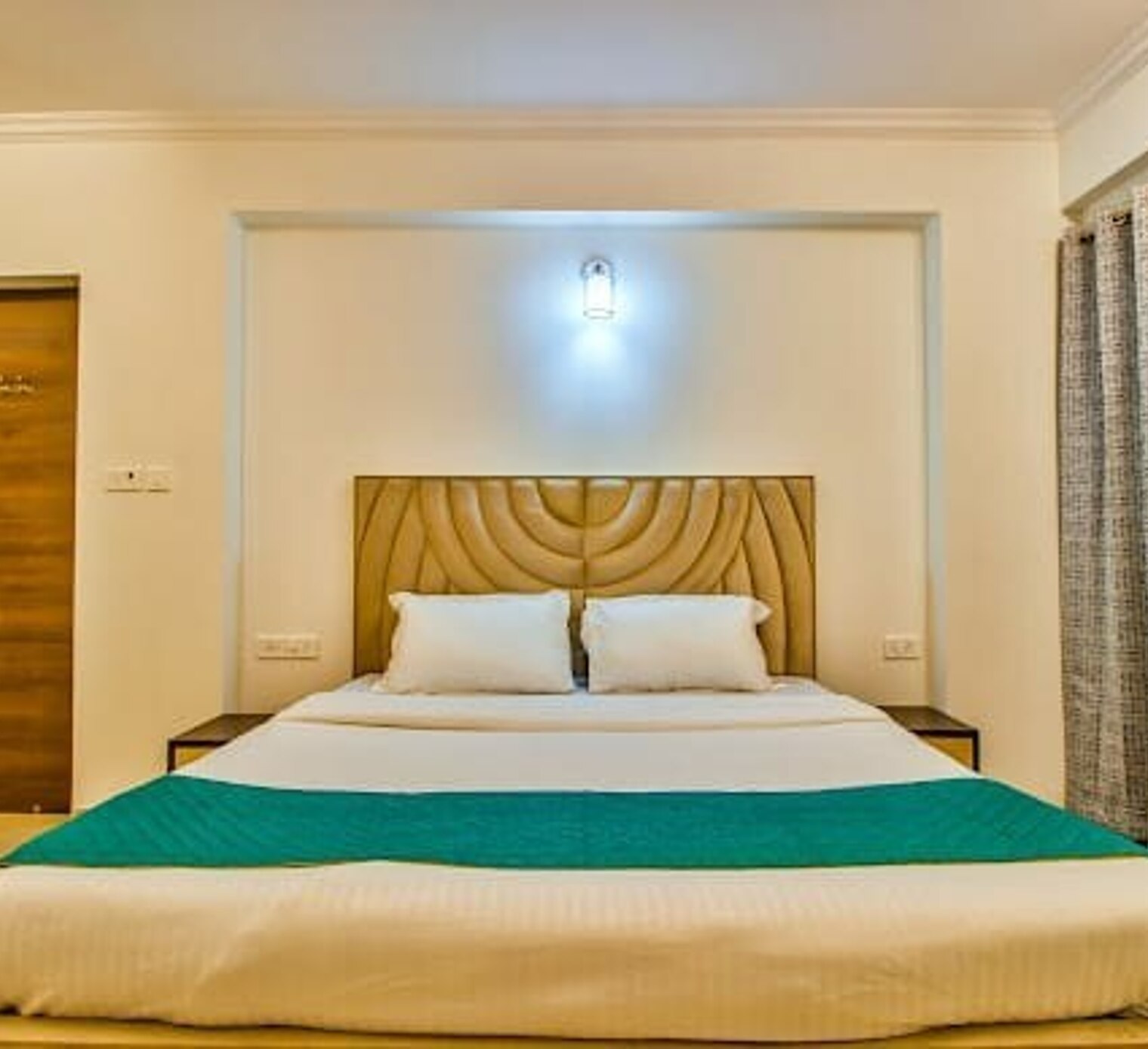 Lovely 2Bhk Luxury Apartment with pool perfect location - Tap to explore photos