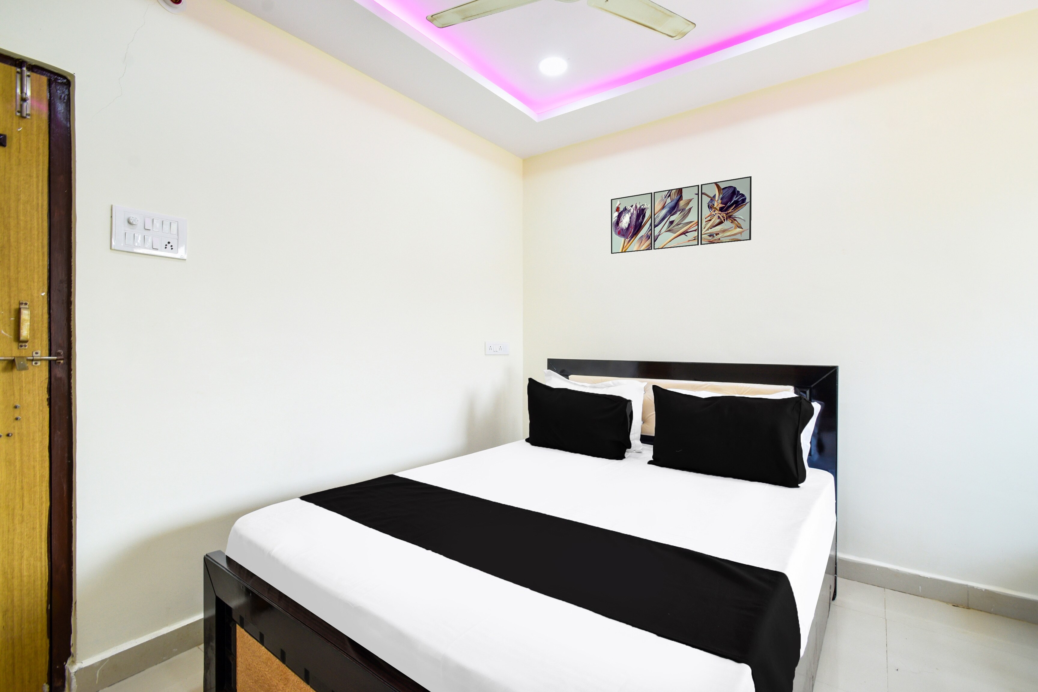 Hotel O 83078 SVR GRAND - Tap to explore photos