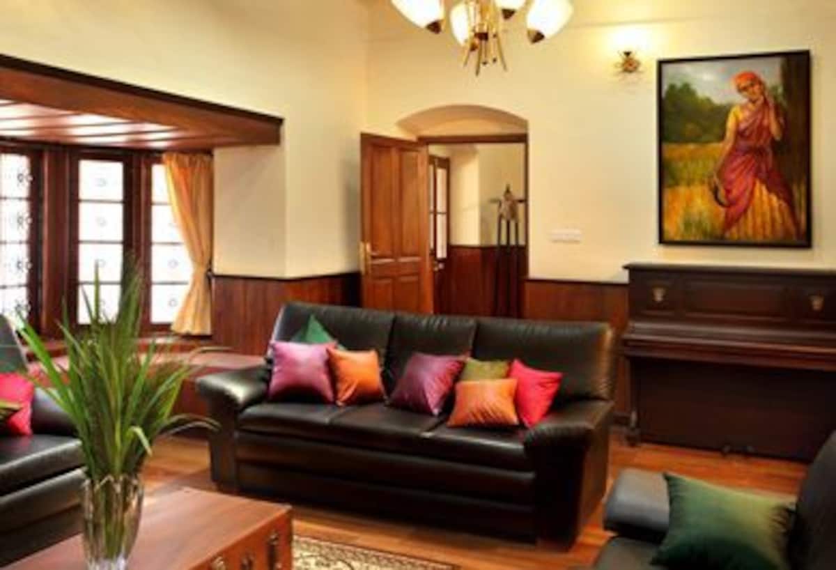 Entire Sunshine Bungalow, Charming & comfortable - Tap to explore photos