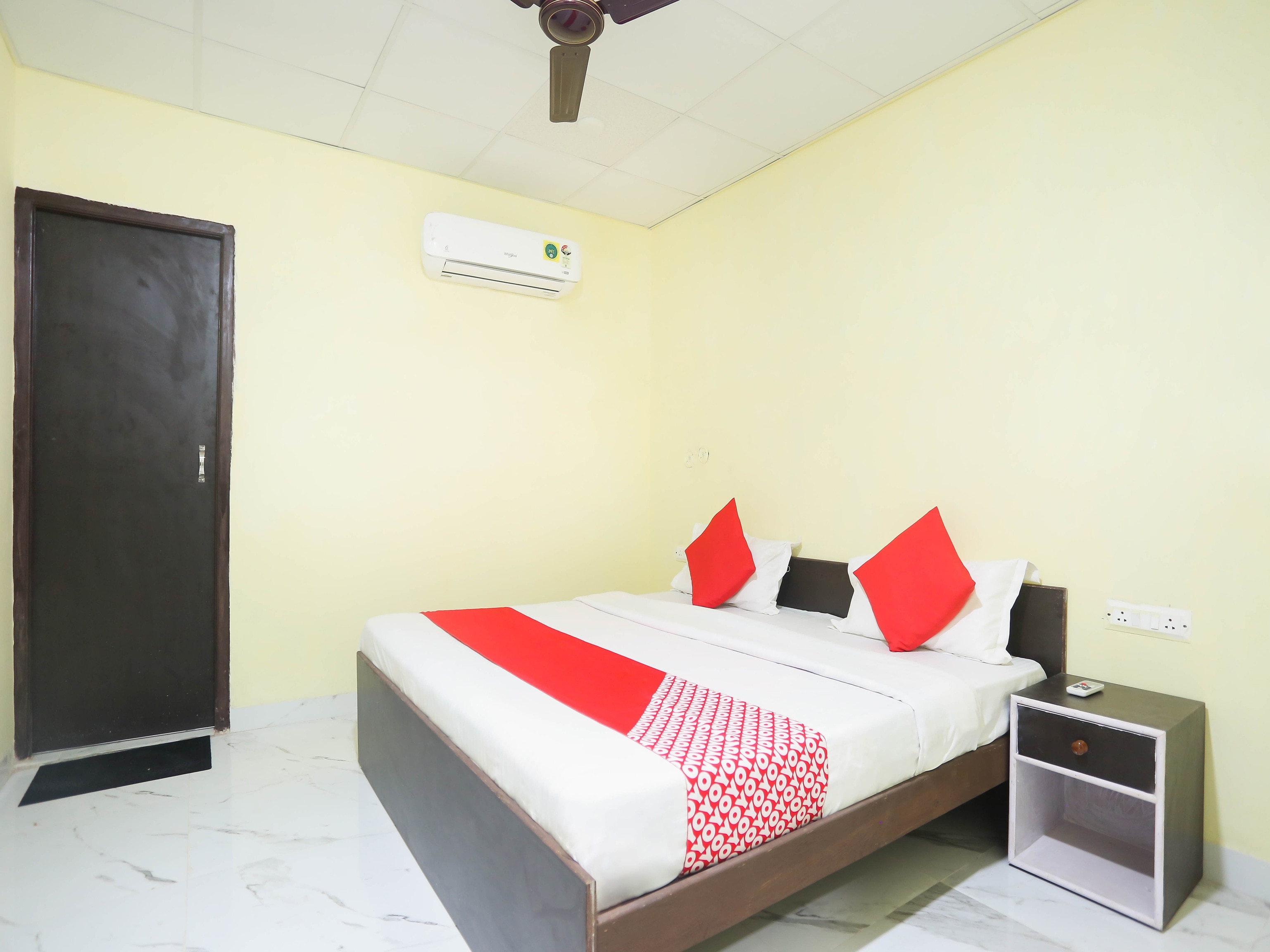 Collection O Hotel Surya Plus Near Nangloi Railway Station Metro Station - Tap to explore photos