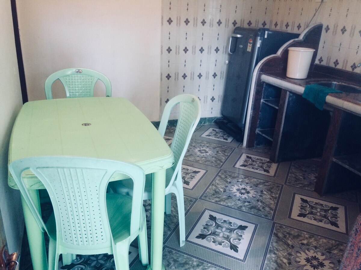 Backstreet 2 BHK Apartment near Ashvem Beach - Tap to explore photos