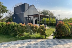 Bankroft 1 | Cozy Luxury cabin with Outdoor Jacuzzi in Hyderabad by Homeyhuts, Chevella