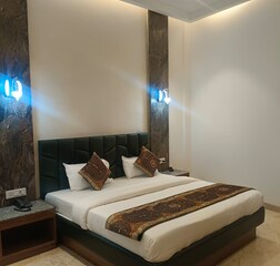 Deluxe AC suite room with window