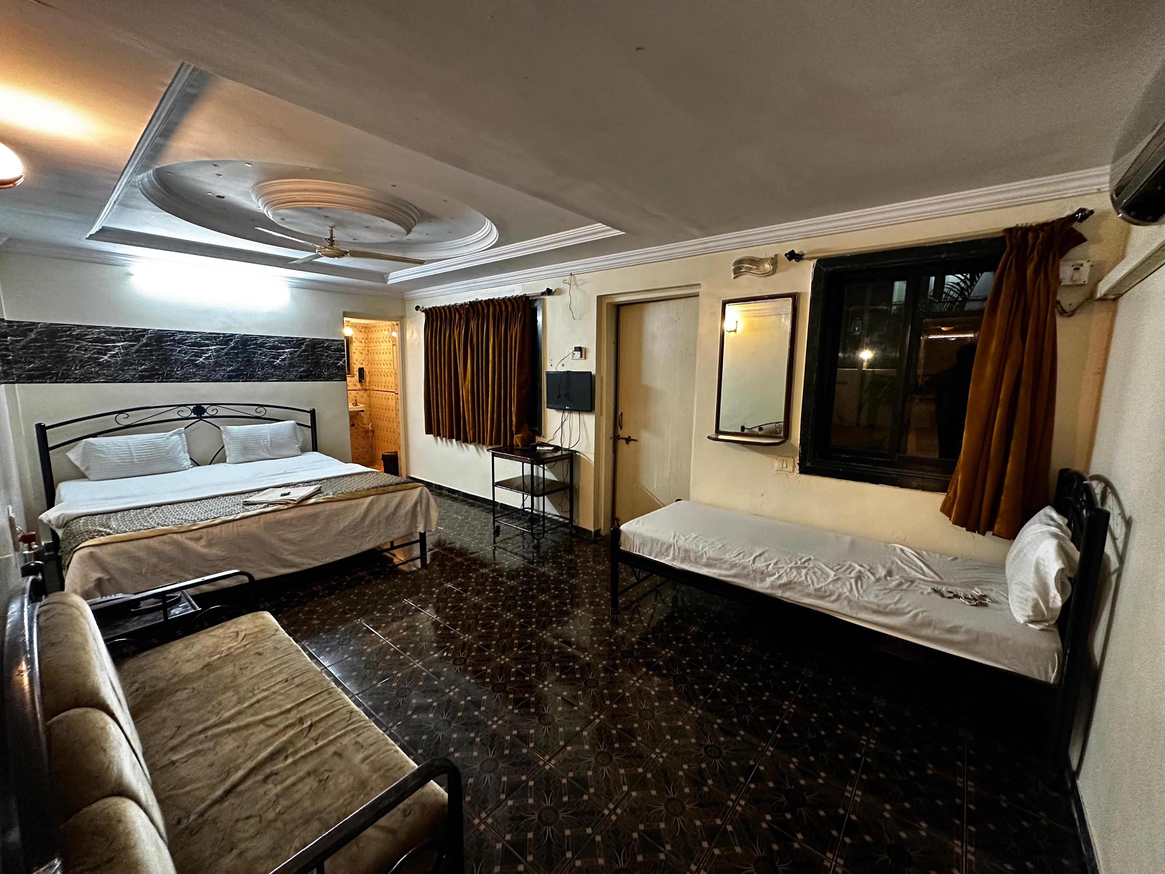 Hotel Sai's Village (101 meters from Saibaba Samadhi Temple) 2