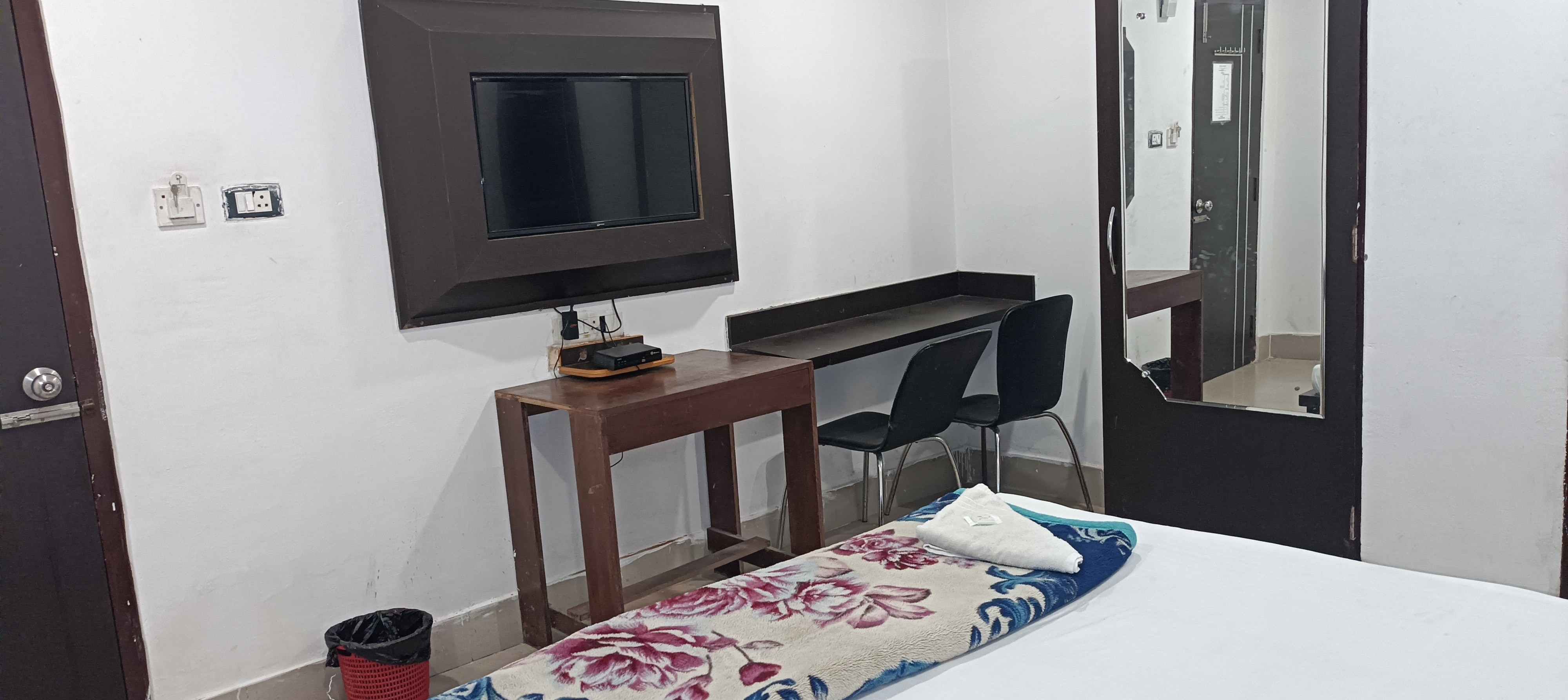 The Lemon House B&B | 500M From Nemcare Super Speciality Hospital - Tap to explore photos