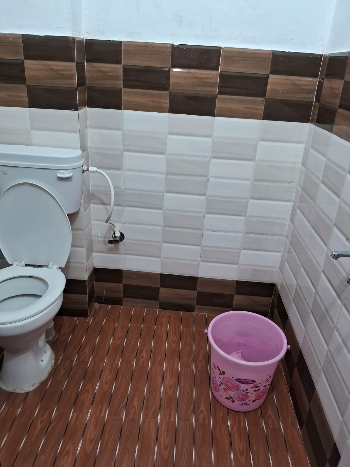 1 BHK Deluxe Room with AC - Tap to explore photos