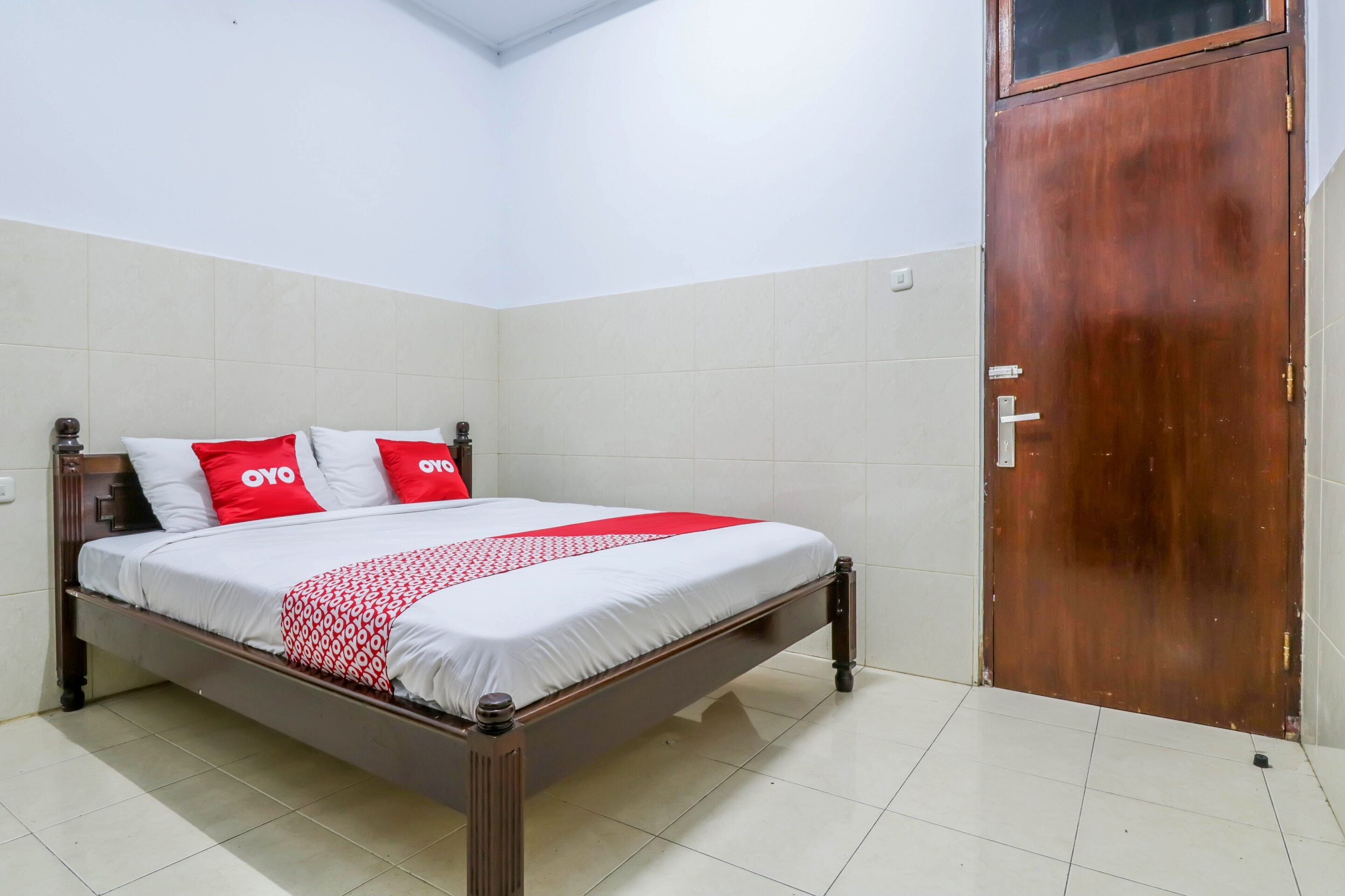 SUPER OYO 1952 Hotel Dewata Indah - Tap to explore photos