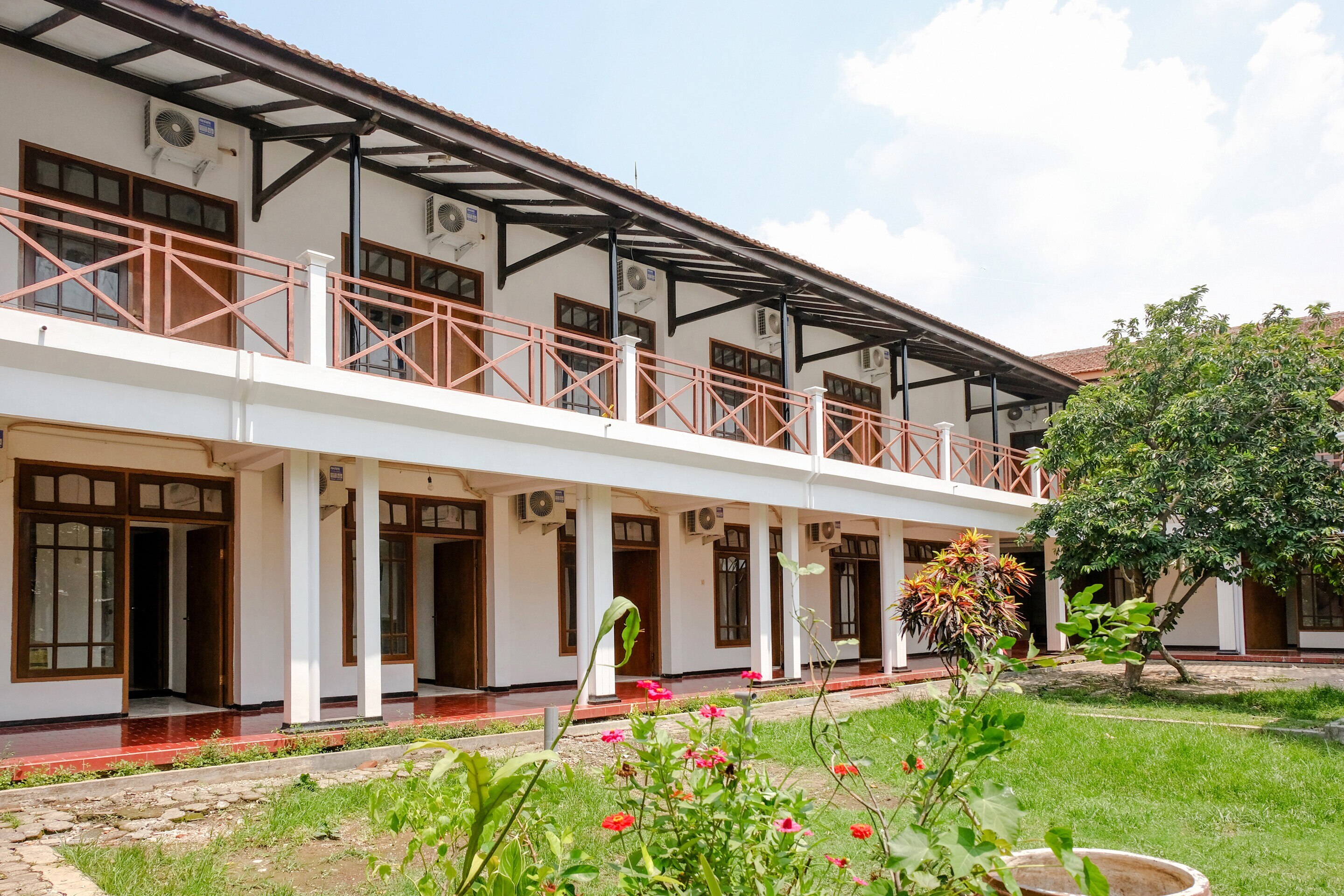 OYO 1376 Kina Family Residence Syariah - Tap to explore photos