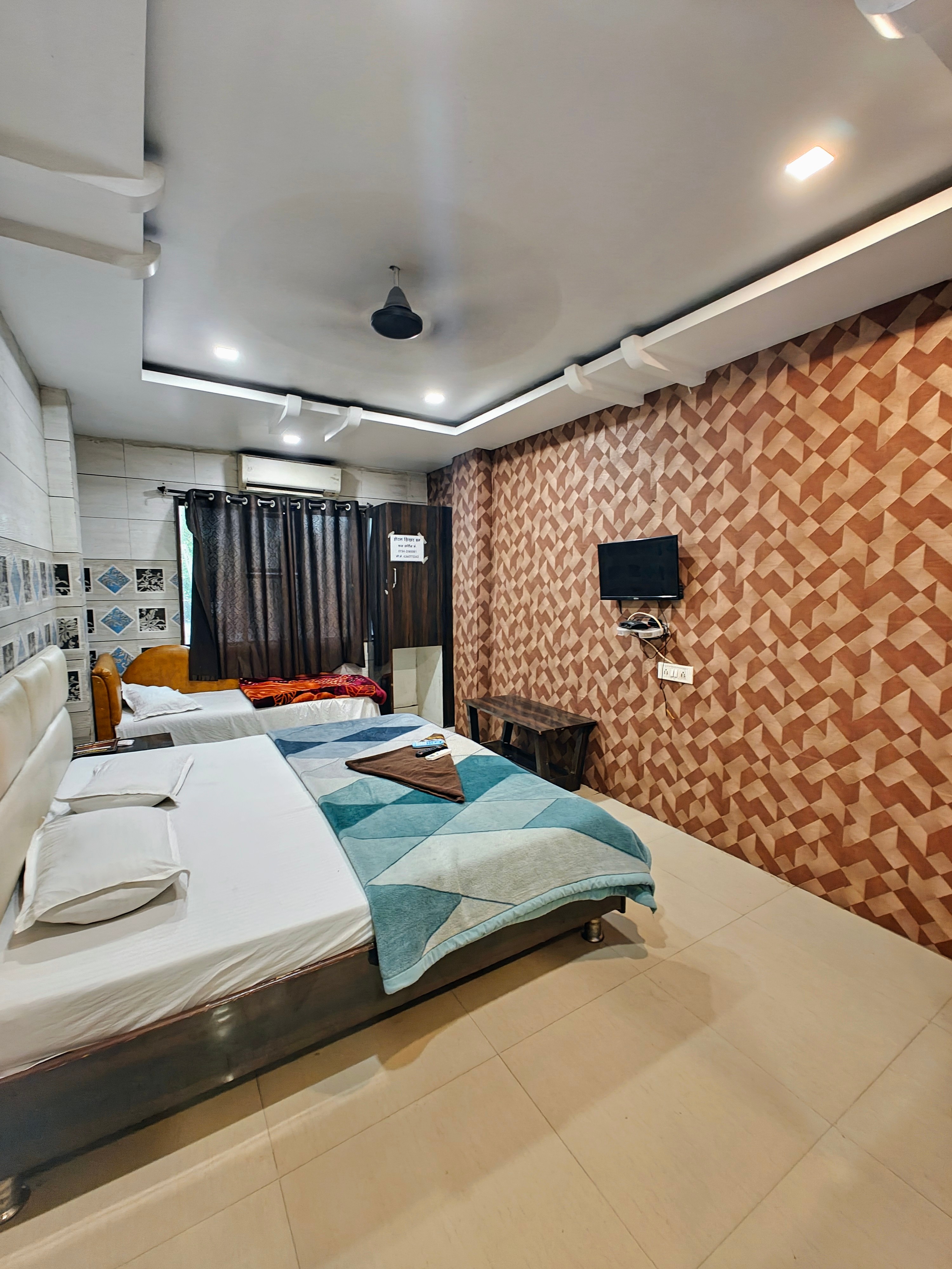 Hotel Shikhar Inn - Tap to explore photos