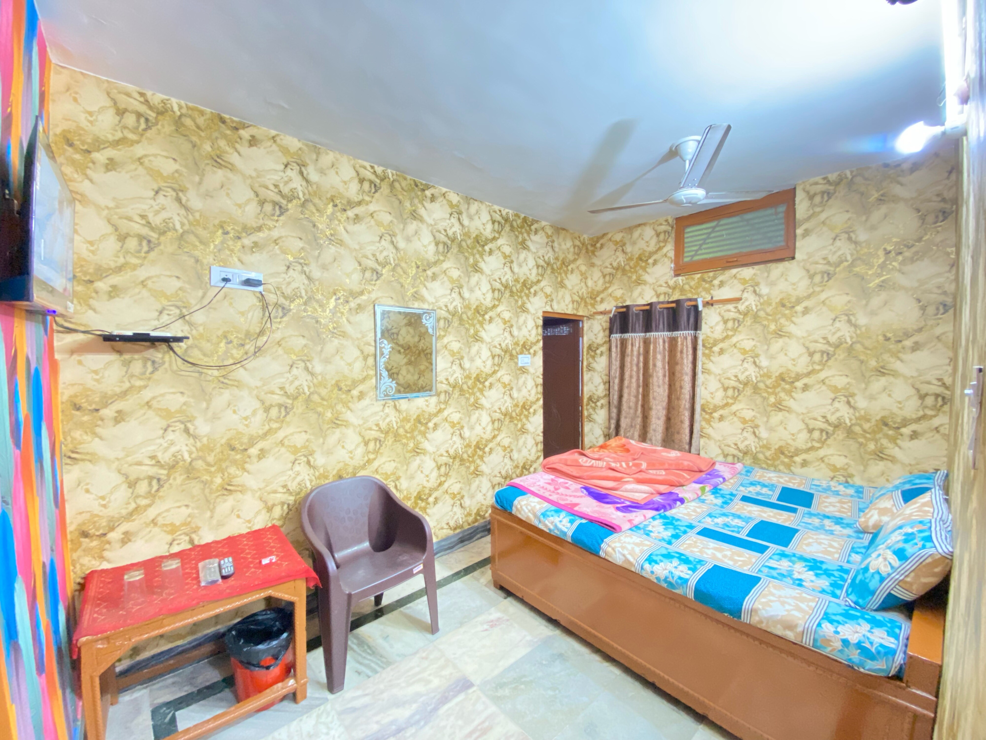Shri Mahant Guest House - Tap to explore photos