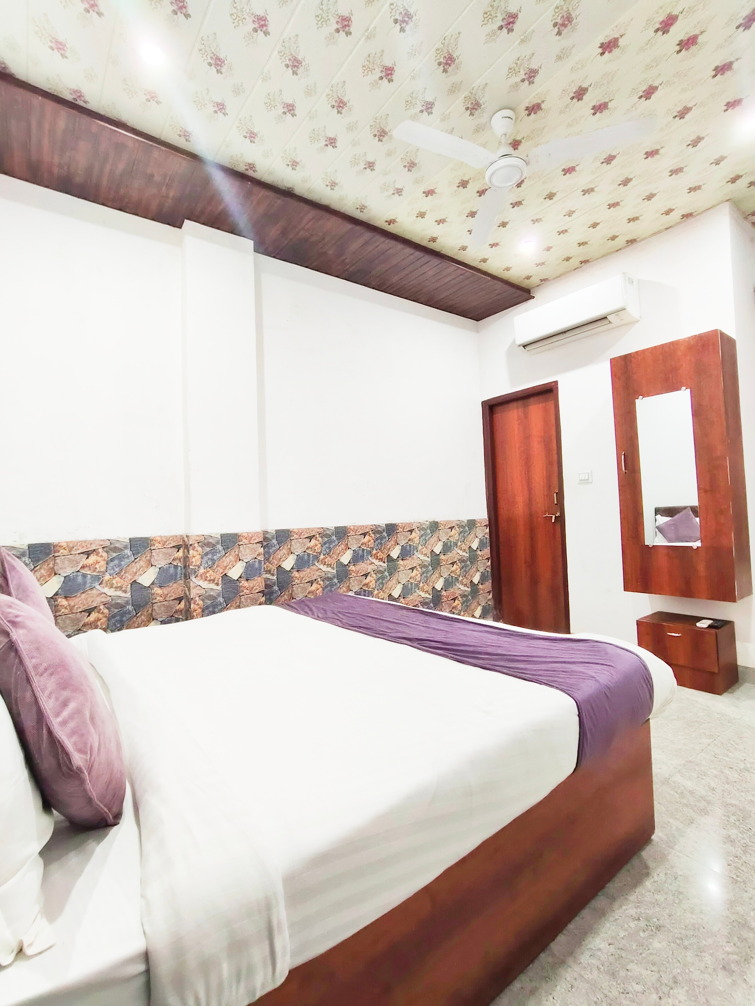 Hotel Mahima Palace - Tap to explore photos