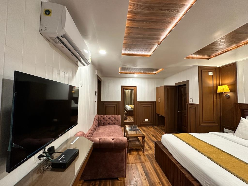 Walisons Hotel Nearby Dal Lake - Tap to explore photos